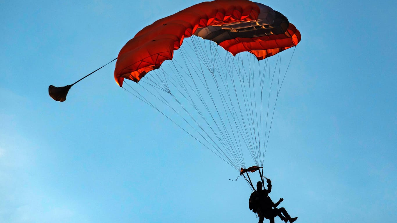 Tandem-Fallschirmspringer (Symbolbild): Ein Jugendlicher kam bei einem Sprung wie diesem ums Leben.
