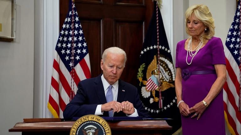 Joe Biden und seine Frau Jill: "Es liegt noch viel Arbeit vor uns", so der Präsident.