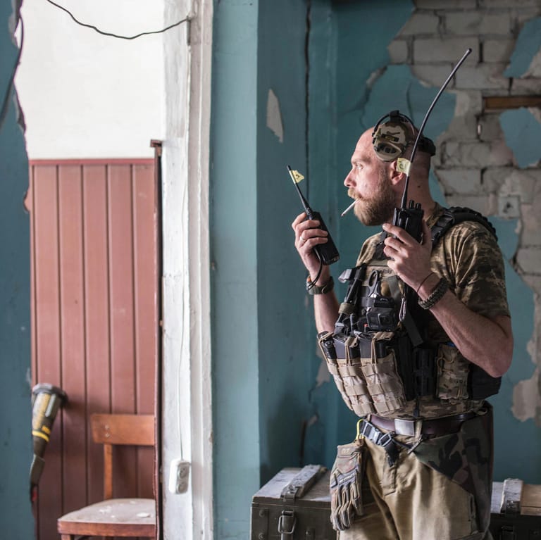 Soldat in Sjewjerodonezk: Ein ukrainischer Soldat hält ein Funkgerät während schwerer Kämpfe an der Front in der Region Luhansk.