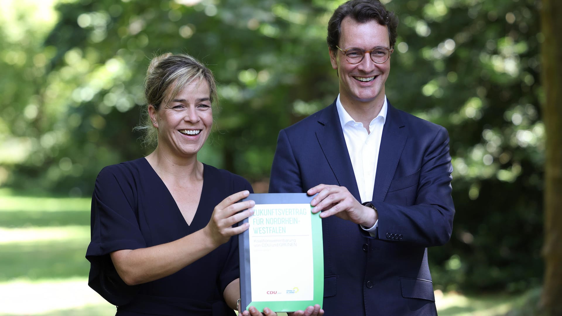 Grünen-Landeschefin Neubaur und CDU-Landeschef Wüst bei der Präsentation des Koalitionsvertrags: Der Christdemokrat soll zum Ministerpräsidenten wiedergewählt werden. Grünen-Landeschefin Neubaur und CDU-Landeschef Wüst bei der Präsentation des Koalitionsvertrags: Der Christdemokrat soll zum Ministerpräsidenten wiedergewählt werden.