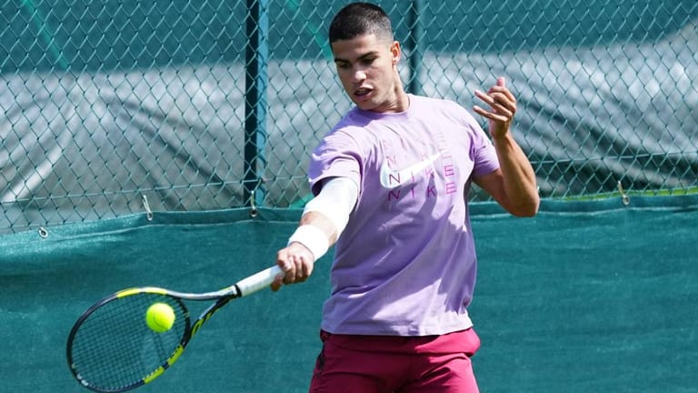 Carlos Alcaraz in der Vorbereitung auf Wimbledon: Der 19-jährige Spanier gilt als kommender Superstar.