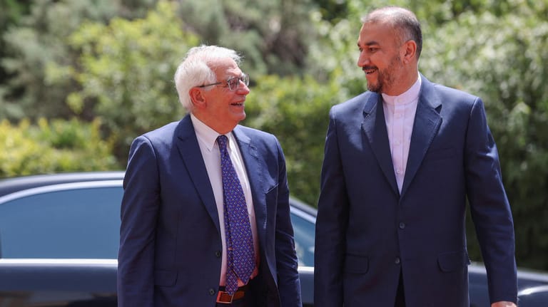 Josep Borell (l.) und der iranische Außenminister Hussein Amirabdollahian: In den nächsten Tagen können die Verhandlungen wieder beginnen.