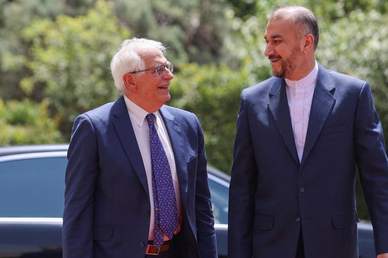 Josep Borell (l.) und der iranische Außenminister Hussein Amirabdollahian: In den nächsten Tagen können die Verhandlungen wieder beginnen.
