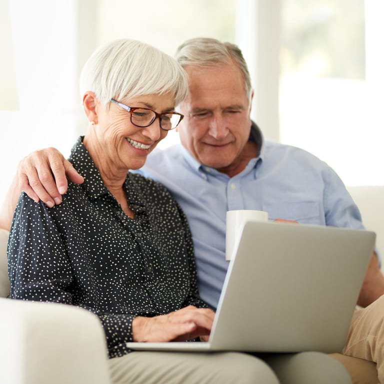 Ein älteres Ehepaar: Auch Senioren bekommen noch Ratenkredite, manchmal sogar zu besseren Konditionen.