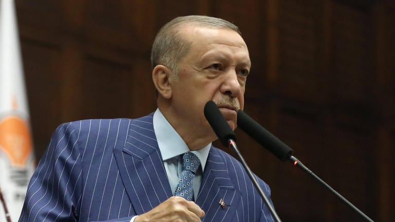 Recep Tayyip Erdoğan bei einer Rede in Ankara (Archivbild): Er blockiert noch immer die Aufnahme von Schweden und Finnland in die Nato.