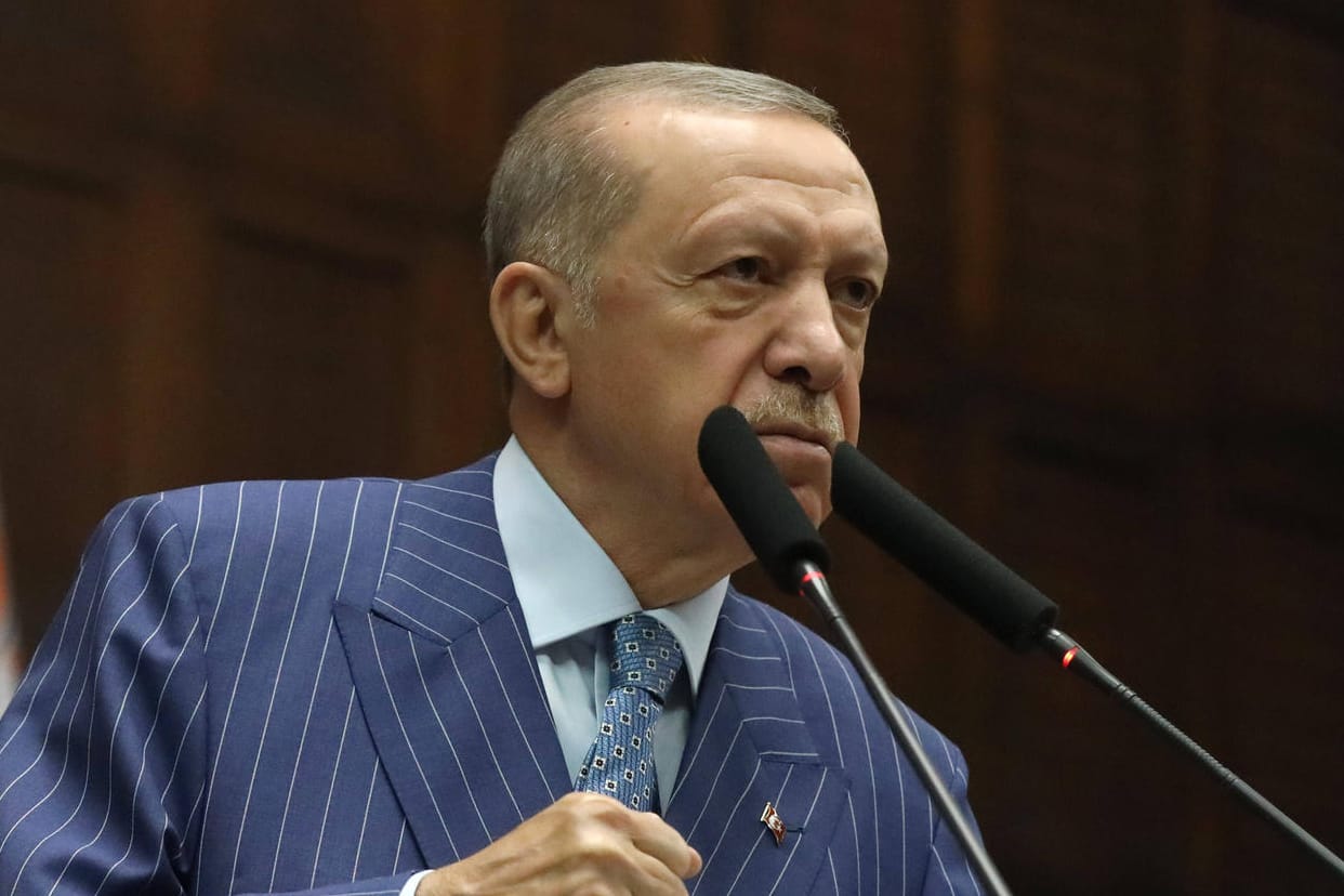 Recep Tayyip Erdoğan bei einer Rede in Ankara (Archivbild): Er blockiert noch immer die Aufnahme von Schweden und Finnland in die Nato.