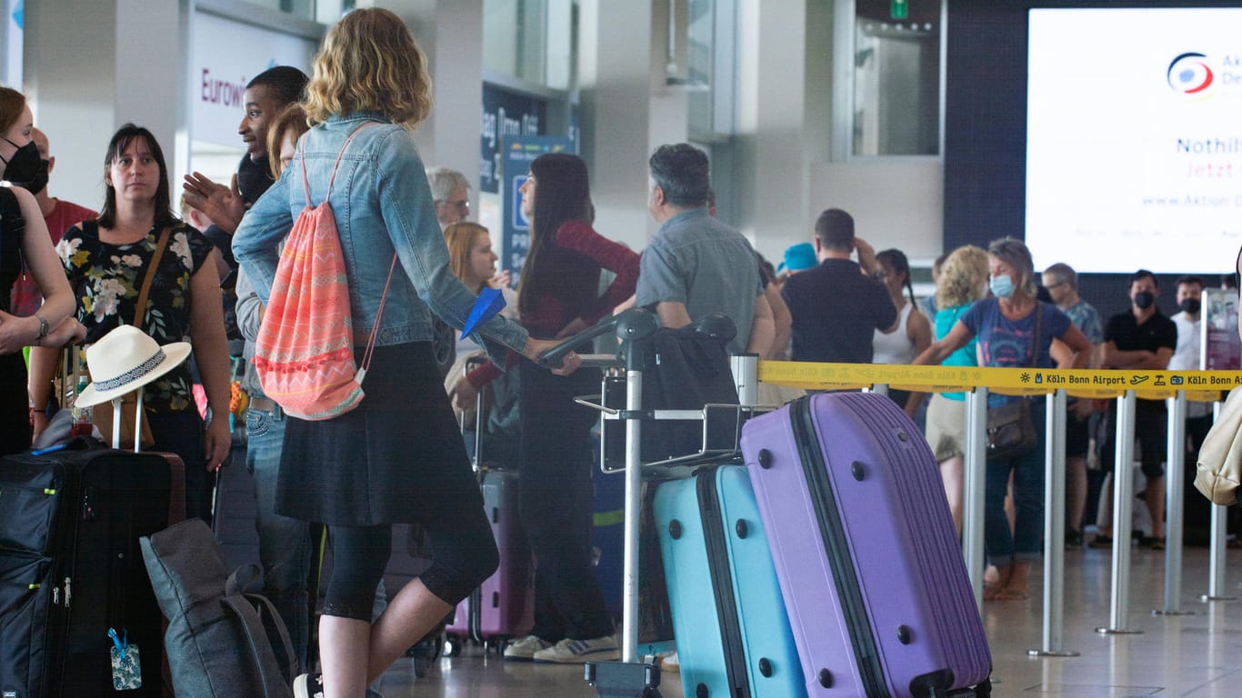 Wartende Reisende stehen am Flughafen Köln-Bonn (Archivbild): Die Bundesregierung soll nach Bericht jetzt Gastarbeiter anwerben, um die Situation zu entschärfen.