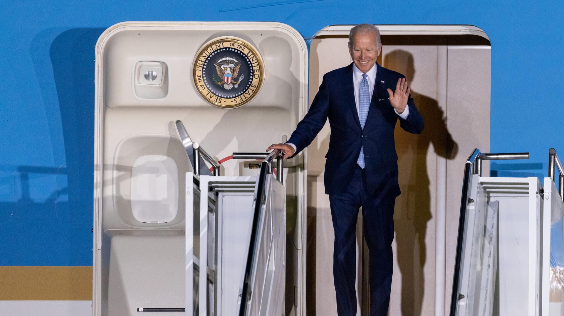 US-Präsident Joe Biden winkt aus der Air Force One nach der Landung in München.