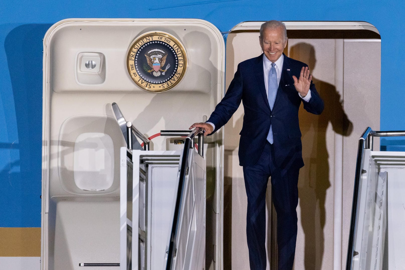 US-Präsident Joe Biden winkt aus der Air Force One nach der Landung in München.