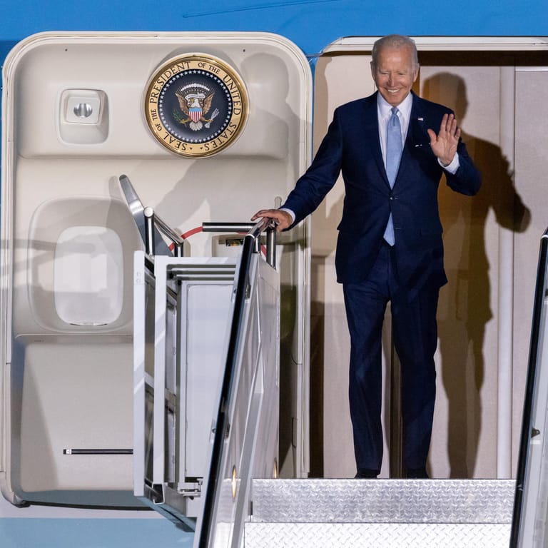 US-Präsident Joe Biden winkt aus der Air Force One nach der Landung in München.
