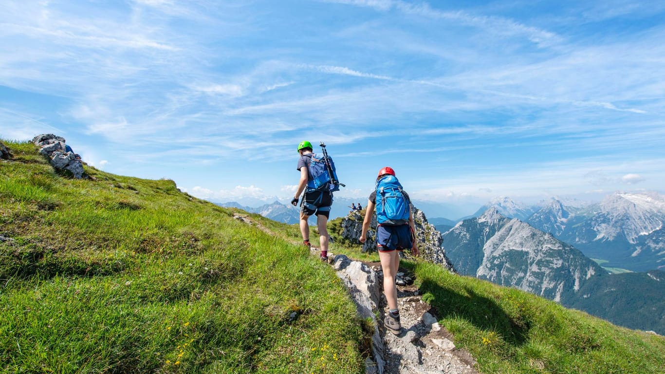 Zwei Wanderer im Karwendelgebirge (Symbolbild): Bei einer Klettertour sind ein Mann und eine Frau zu Tode gestürzt.