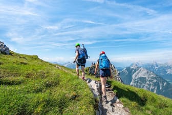 Zwei Wanderer im Karwendelgebirge (Symbolbild): Bei einer Klettertour sind ein Mann und eine Frau zu Tode gestürzt.
