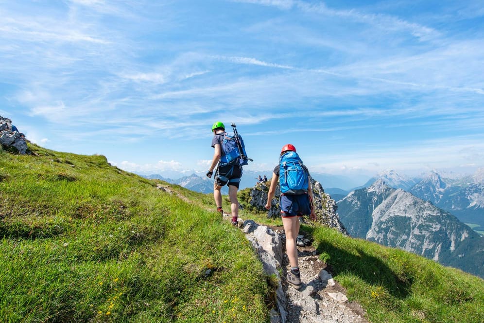 Zwei Wanderer im Karwendelgebirge (Symbolbild): Bei einer Klettertour sind ein Mann und eine Frau zu Tode gestürzt.