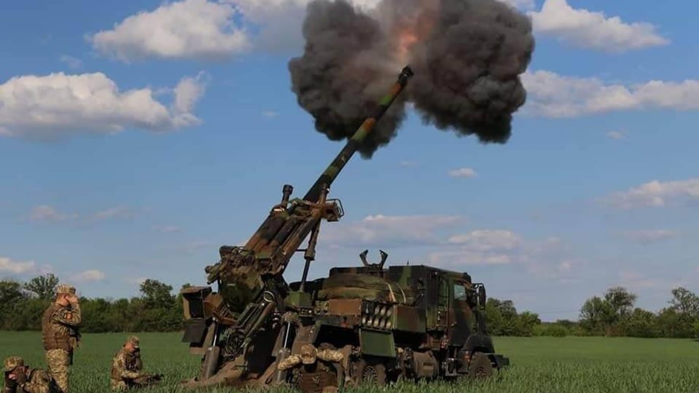 Ukrainische Soldaten feuern eine französische Haubitze ab (Archivbild): Im Land sollen auch westliche Helfer aktiv sein, sagt ein Bericht.