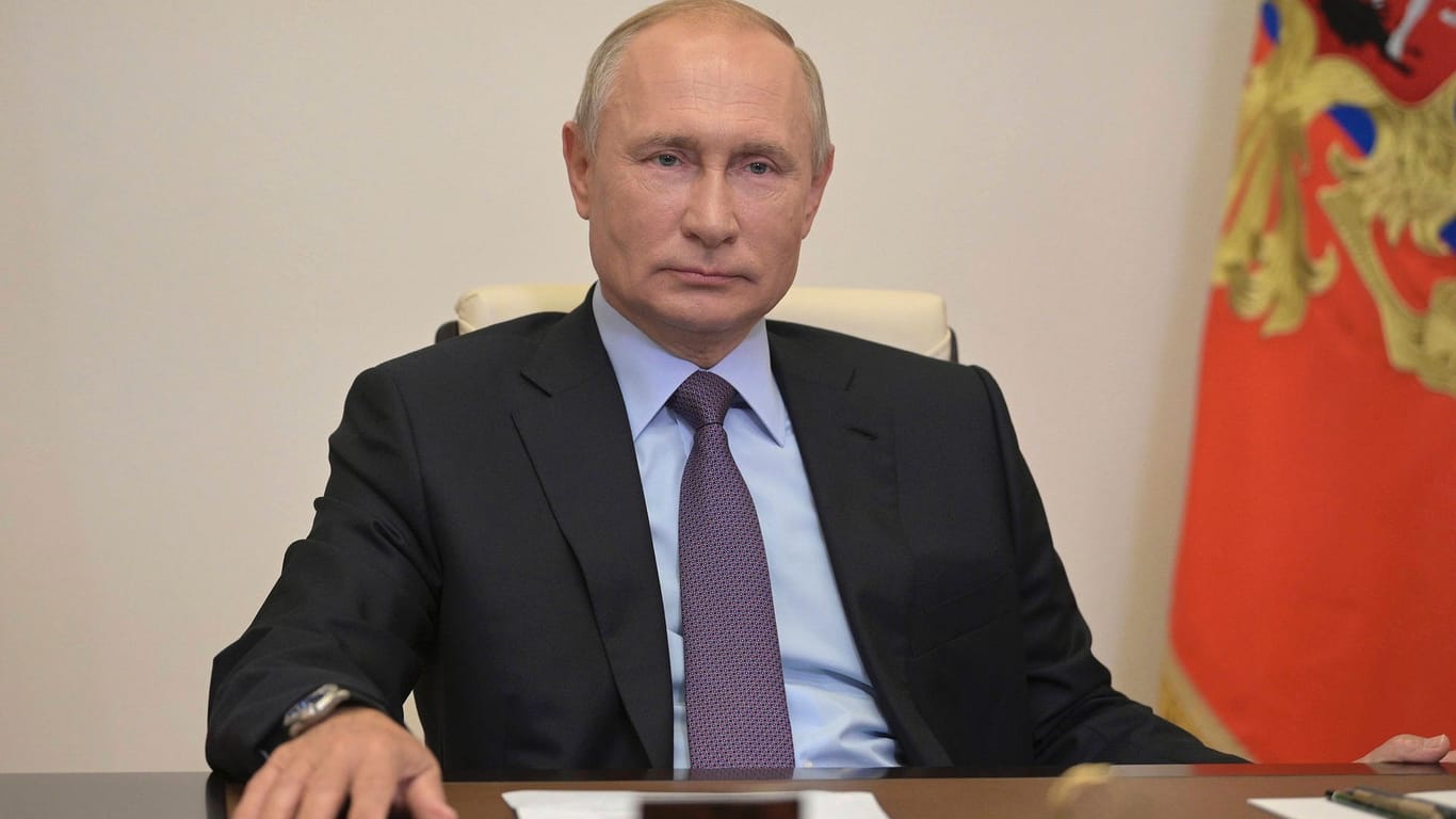 Wladimir Putin bei einer Videokonferenz (Archivbild): Die G7 beraten über eine Preisobergrenze für Öl aus Russland.