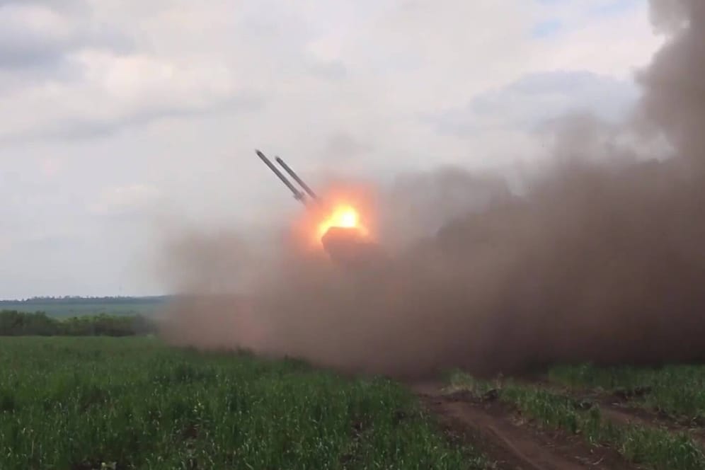 Eine russische Rakete wird in der Ukraine abgeschossen (Archivbild): In der Nacht gab es mehrere Angriffe im Osten und Süden.