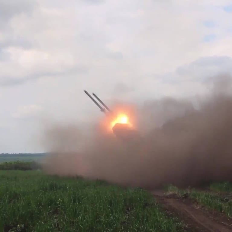 Eine russische Rakete wird in der Ukraine abgeschossen (Archivbild): In der Nacht gab es mehrere Angriffe im Osten und Süden.