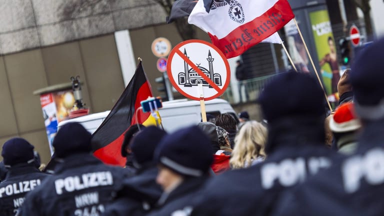 Die Polizei beobachtet in Deutschland immer mehr rechtsextreme Gefährder. (Symbolfoto)