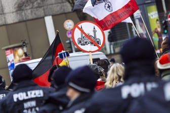 Die Polizei beobachtet in Deutschland immer mehr rechtsextreme Gefährder. (Symbolfoto)