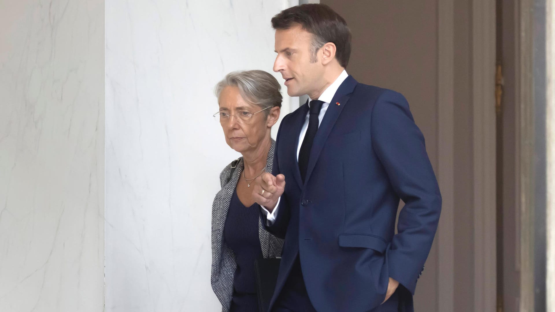 Emmanuel Macron und Élisabeth Borne: Trotz einer Wahlschlappe bleibt die französische Premierministerin weiter im Amt.