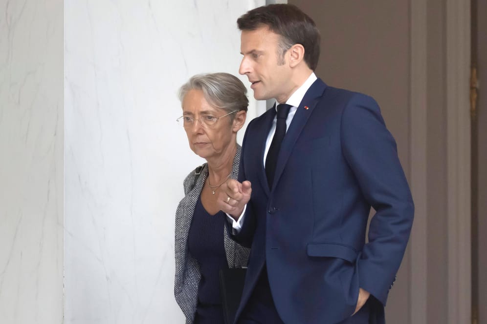 Emmanuel Macron und Élisabeth Borne: Trotz einer Wahlschlappe bleibt die französische Premierministerin weiter im Amt.