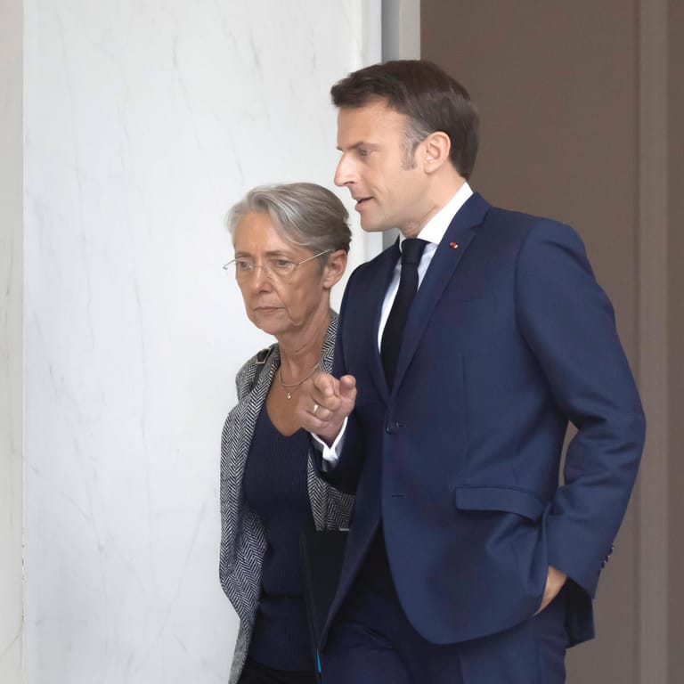 Emmanuel Macron und Élisabeth Borne: Trotz einer Wahlschlappe bleibt die französische Premierministerin weiter im Amt.