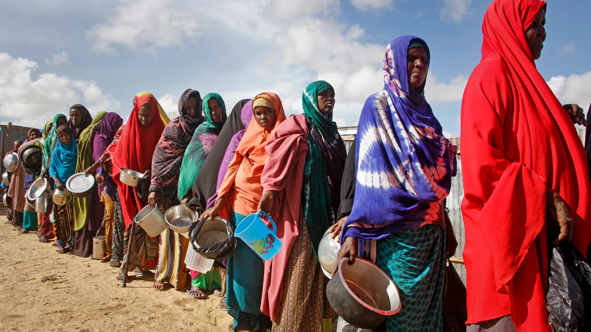 Frauen warten vor einer Essensausgabe nahe der somalischen Hauptstadt Mogadischu: Sie und ihre Familien sind von akutem Hunger bedroht.