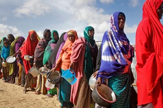 Frauen warten vor einer Essensausgabe nahe der somalischen Hauptstadt Mogadischu: Sie und ihre Familien sind von akutem Hunger bedroht.