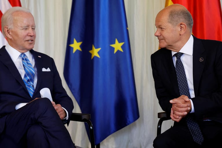 Olaf Scholz (r) und Joe Biden (l): Der Kanzler und der US-Präsident kamen schon vor Beginn des Gipfels zu einem Gespräch zusammen.