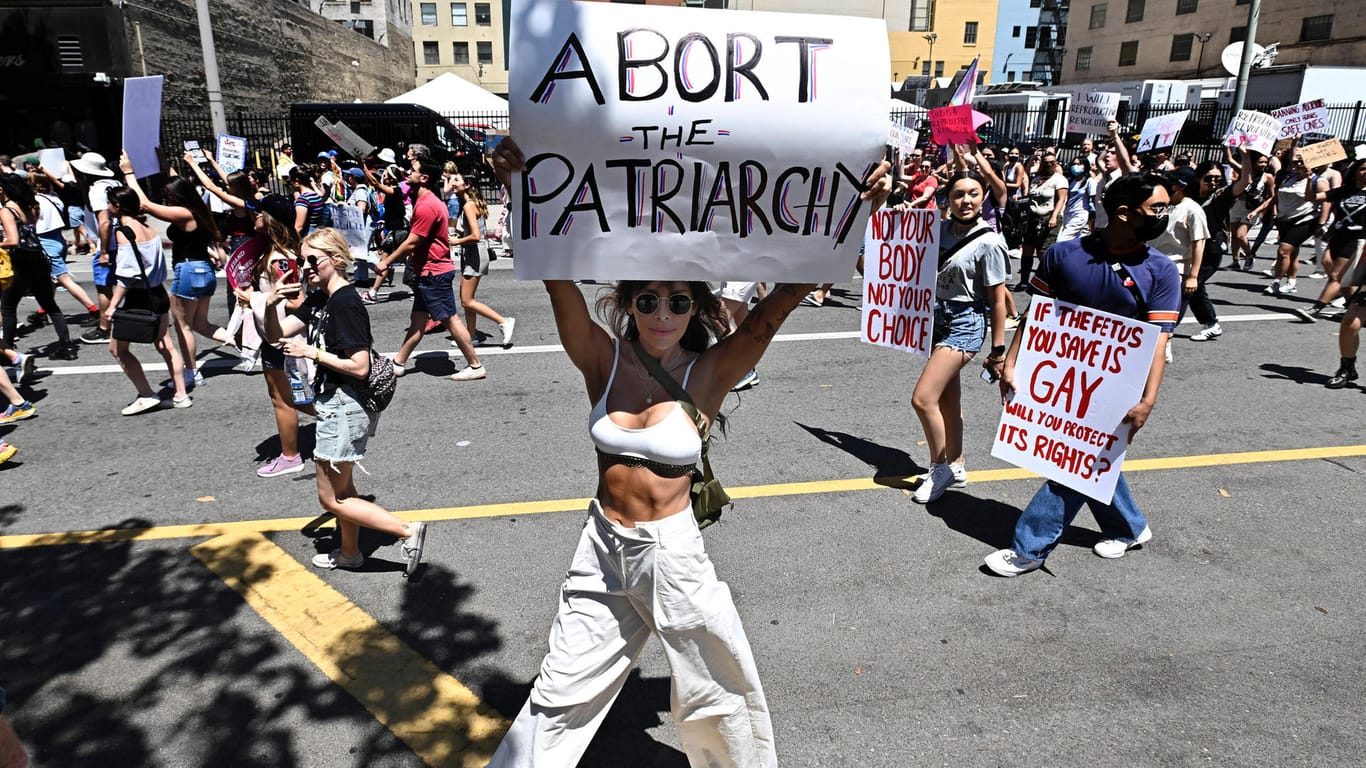 Demonstration in Los Angeles, USA: Aktivisten protestieren gegen das Urteil des Obersten Gerichtshofs zur Abtreibung.