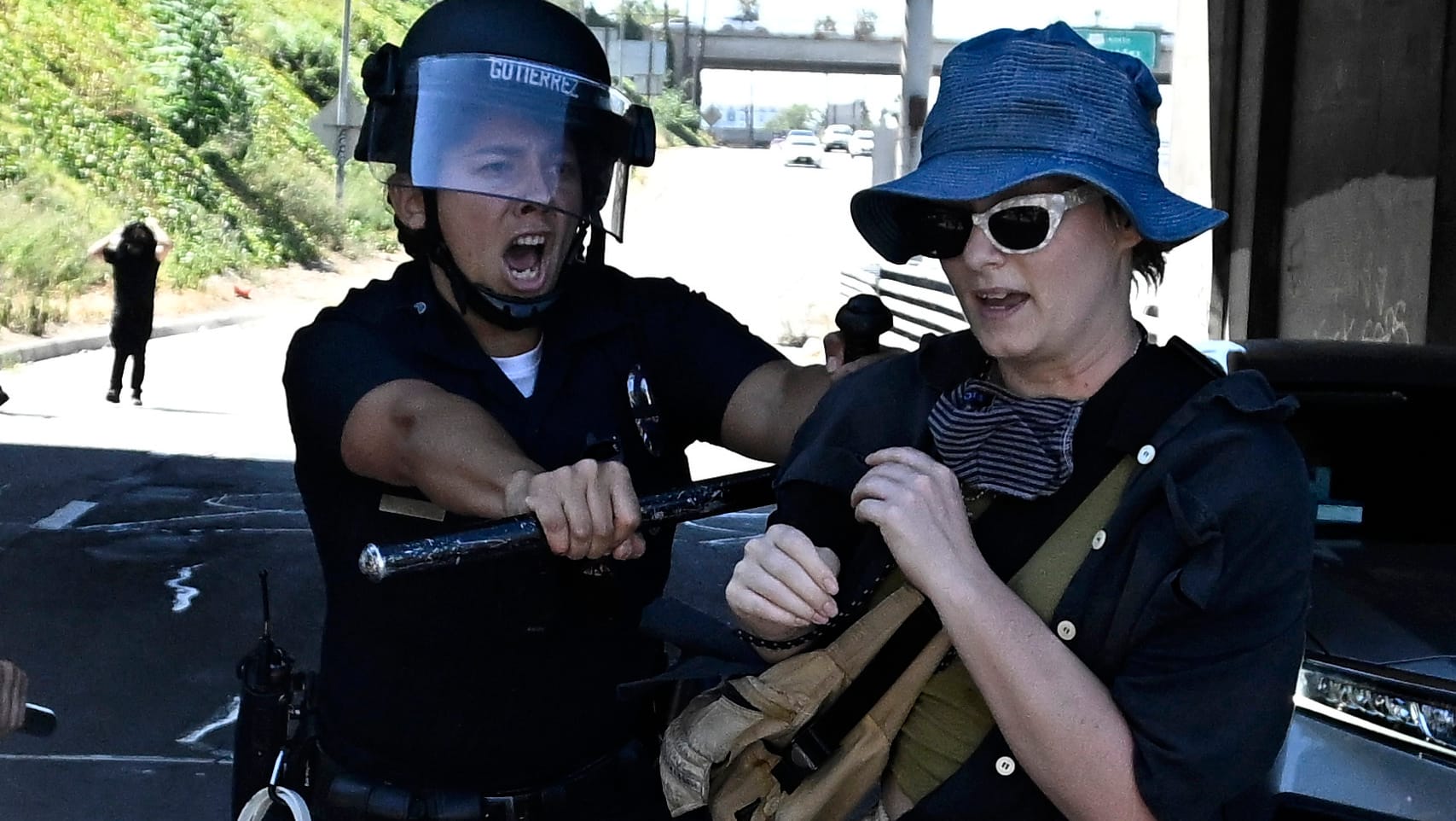 Ein Polizist aus Los Angeles drängt eine Aktivistin zurück: Wegen des gekippten liberalen Abtreibungsrechts gehen vielerorts Menschen auf die Straße.