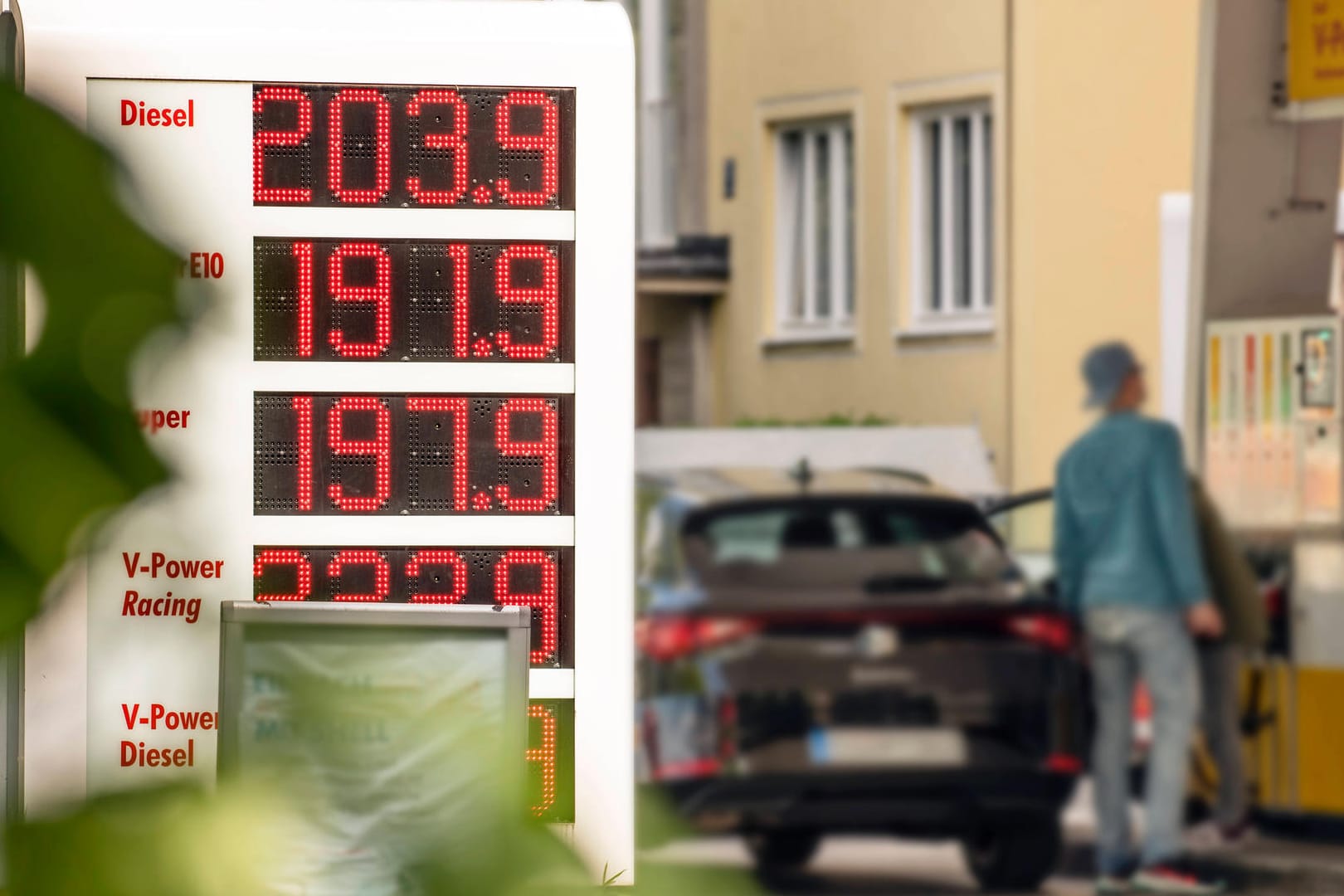 Hohe Spritpreise trotz Tankrabatt: Ökonomen erklären die Maßnahme als gescheitert, die Inflation bleibt weiterhin hoch. Hohe Spritpreise trotz Tankrabatt: Ökonomen erklären die Maßnahme als gescheitert, die Inflation bleibt weiterhin hoch.