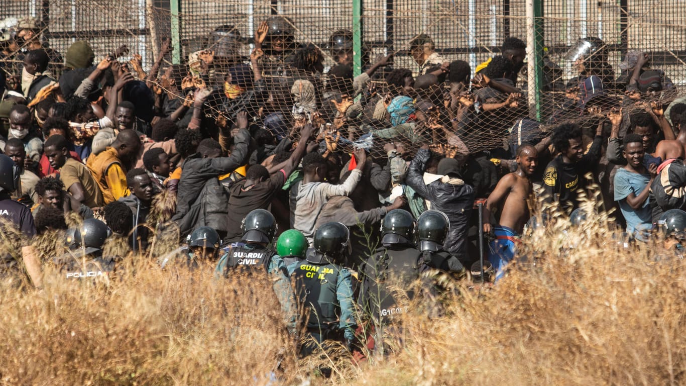 Die spanische Exklave Melilla am Freitag: Migranten kommen auf spanischem Boden an, nachdem sie die Zäune zwischen Melilla und Marokko überquert haben.