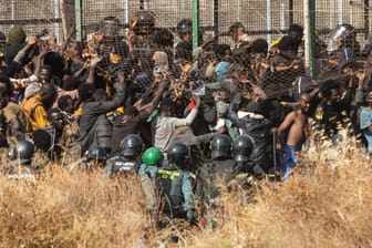 Die spanische Exklave Melilla am Freitag: Migranten kommen auf spanischem Boden an, nachdem sie die Zäune zwischen Melilla und Marokko überquert haben.