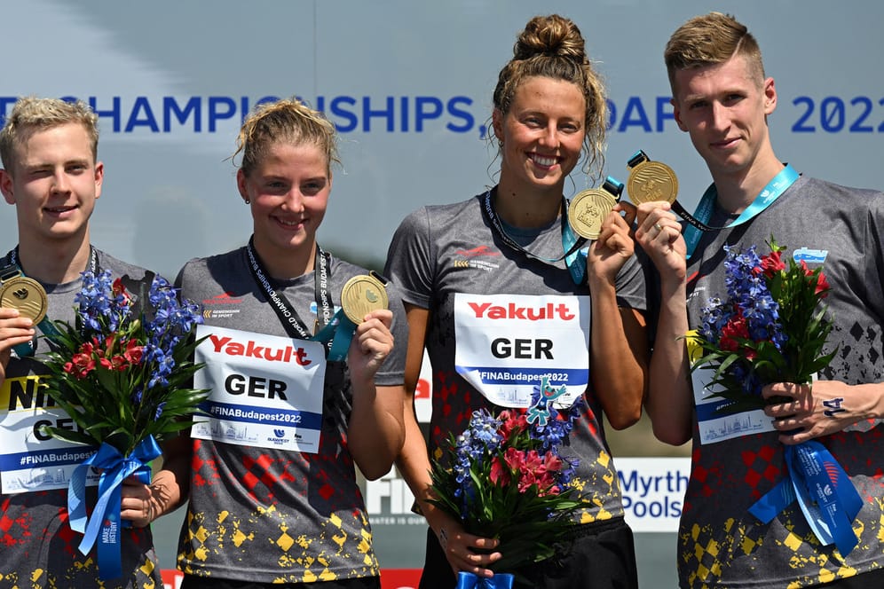 Die deutsche Schwimm-Staffel mit ihren Goldmedaillen: Es war die fünfte Medaille für den deutschen Verband.
