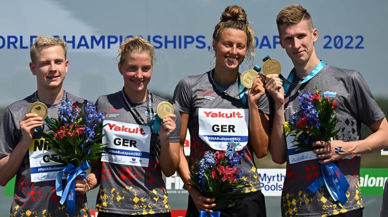 Die deutsche Schwimm-Staffel mit ihren Goldmedaillen: Es war die fünfte Medaille für den deutschen Verband.