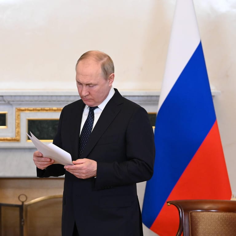 Prüfender Blick (Symbolbild): Russlands Präsident Putin schiebt die Gründe für eine mögliche Zahlungsunfähigkeit seines Landes in die Verantwortung des Westens.