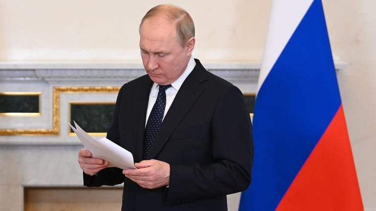 Prüfender Blick (Symbolbild): Russlands Präsident Putin sieht die Gründe für eine mögliche Zahlungsunfähigkeit seines Landes in der Verantwortung des Westens.