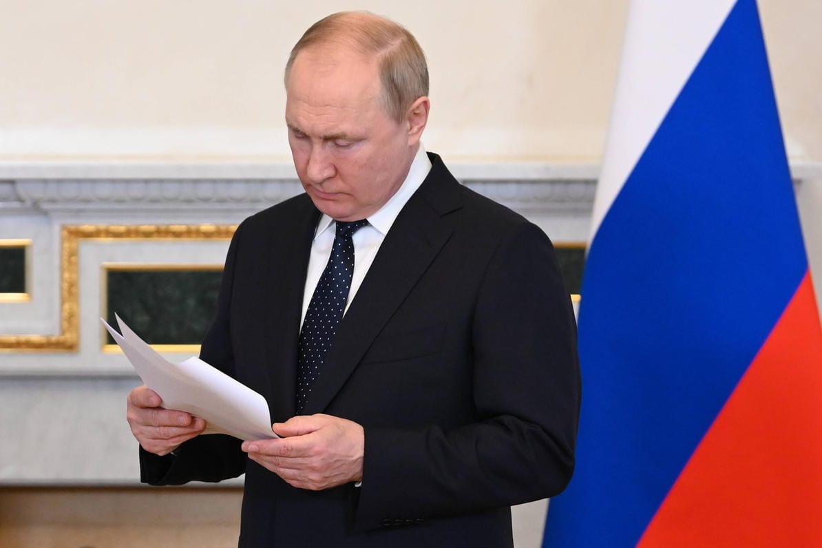 Prüfender Blick (Symbolbild): Russlands Präsident Putin sieht die Gründe für eine mögliche Zahlungsunfähigkeit seines Landes in der Verantwortung des Westens. Prüfender Blick (Symbolbild): Russlands Präsident Putin sieht die Gründe für eine mögliche Zahlungsunfähigkeit seines Landes in der Verantwortung des Westens.