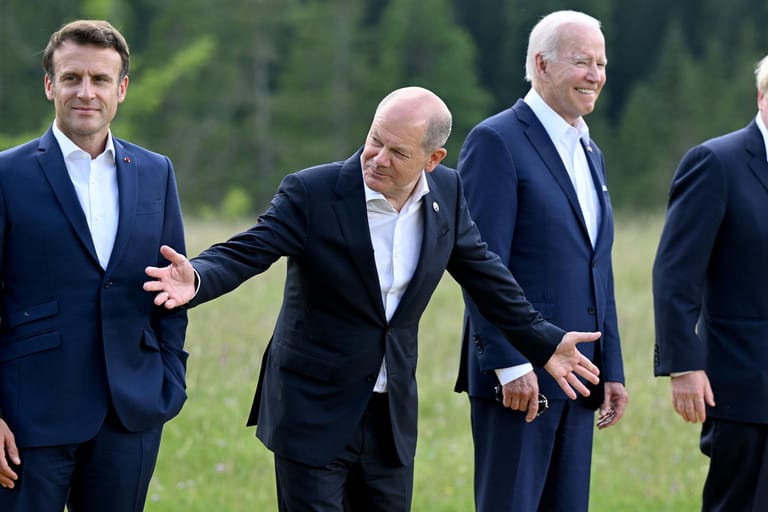 Olaf Scholz lädt zum G7-Familienfoto am ersten Gipfeltag: Klimaschutz ist nur eines von vielen Themen auf dem Sitzungsprogramm. Doch der Bundeskanzler hofft, mit seinem Vorschlag für einen Klimaclub bei den Amtskollegen zu landen.