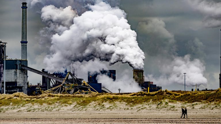 Ein großes Stahlwerk an der niederländischen Küste: Industrieländer tragen historisch die größte Verantwortung für die Klimakrise. Doch ohne ambitionierten Klimaschutz in Schwellenländern, wird es nicht möglich sein, den Temperaturanstieg bald zu stoppen.