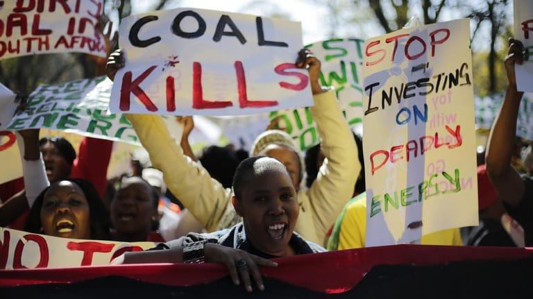 Eine Demonstration im südafrikanischen Johannesburg: Seit Jahren fordern Umweltorganisationen dort die Abkehr von der Kohleverstromung. 8,5 Milliarden US-Dollar aus Europa und den USA sollen nun dabei helfen.