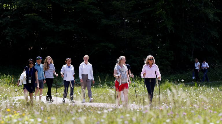 Brigitte Macron, Britta Ernst, Carrie Johnson, Amelie Derbaudrenghien, Miriam Neureuther und Christian Neureuther