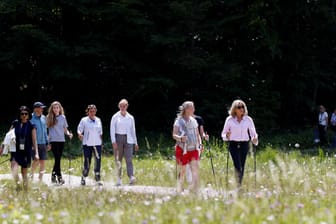 Brigitte Macron, Britta Ernst, Carrie Johnson, Amelie Derbaudrenghien, Miriam Neureuther und Christian Neureuther