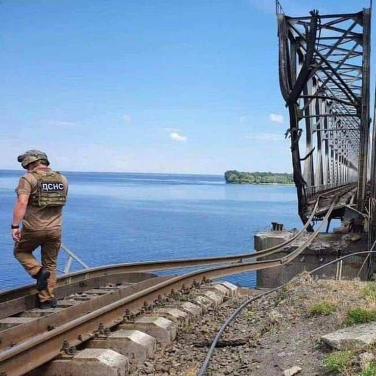 Zerstörte Brücke über dem Fluss Dnipro: Die Zentralukraine wurde mit Raketen angegriffen.