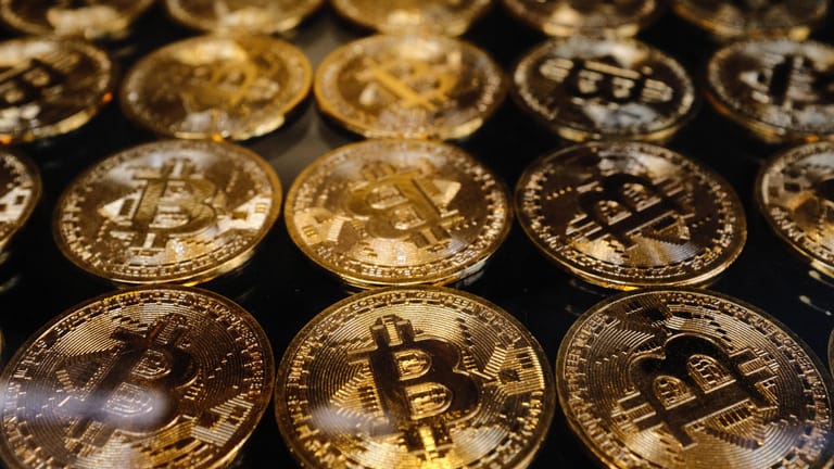 Physische Bitcoins (Symbolbild): Viele Kryptowährungen leiden unter starken Verlusten, der Bitcoin hält sich deutlich besser als kleinere Werte am Markt.