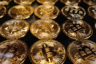 Physische Bitcoins (Symbolbild): Viele Kryptowährungen leiden unter starken Verlusten, der Bitcoin hält sich deutlich besser als kleinere Werte am Markt.