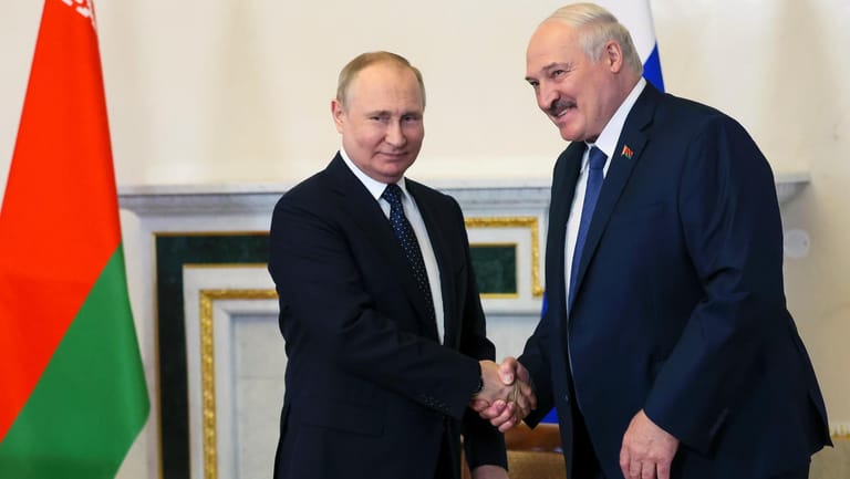 Putin mit dem belarussischen Machthaber Alexander Lukaschenko: Russland hat angekündigt, Mittelstreckenraketen in Belarus zu stationieren.