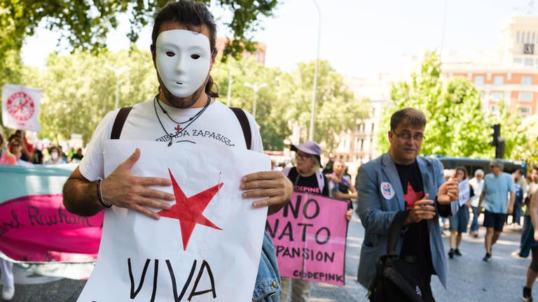 Demonstranten in Madrid am Sonntag: Sie sprechen sich für eine Auflösung der Nato aus.