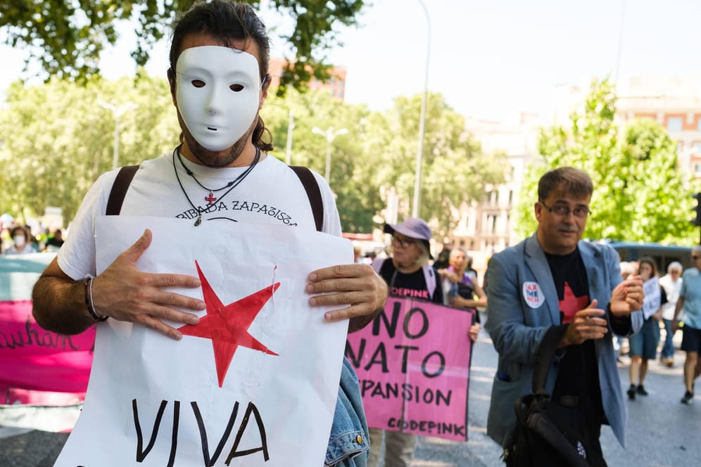 Demonstranten in Madrid am Sonntag: Sie sprechen sich für eine Auflösung der Nato aus.